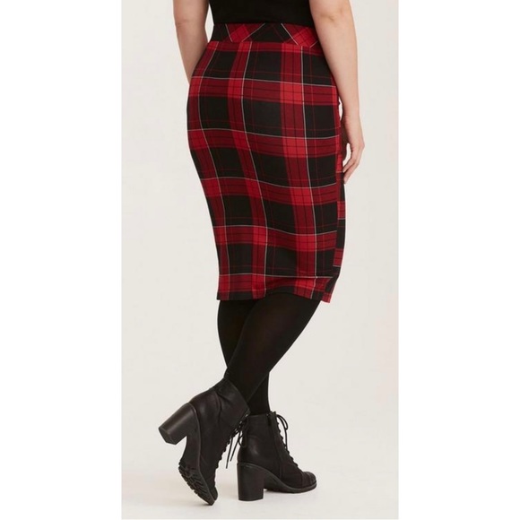 Torrid Mini Studio Luxe Ponte Lace-Up Plaid Pencil Skirt Size NWOT 2X Red Black - Picture 2 of 10